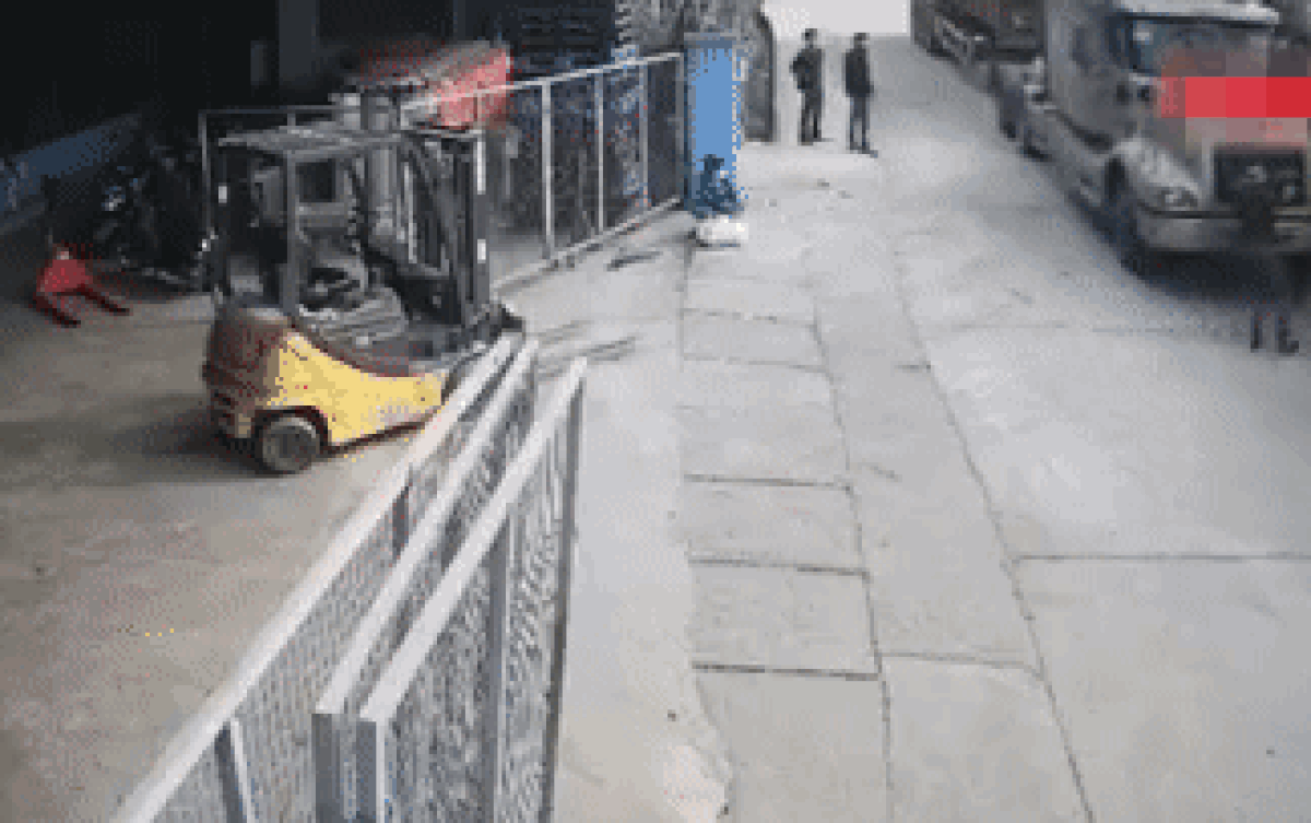 Xe container tuột phanh tự di chuyển xuống đoạn dốc, nam tài xế có hành động khiến tất cả đứng hình Ảnh 2