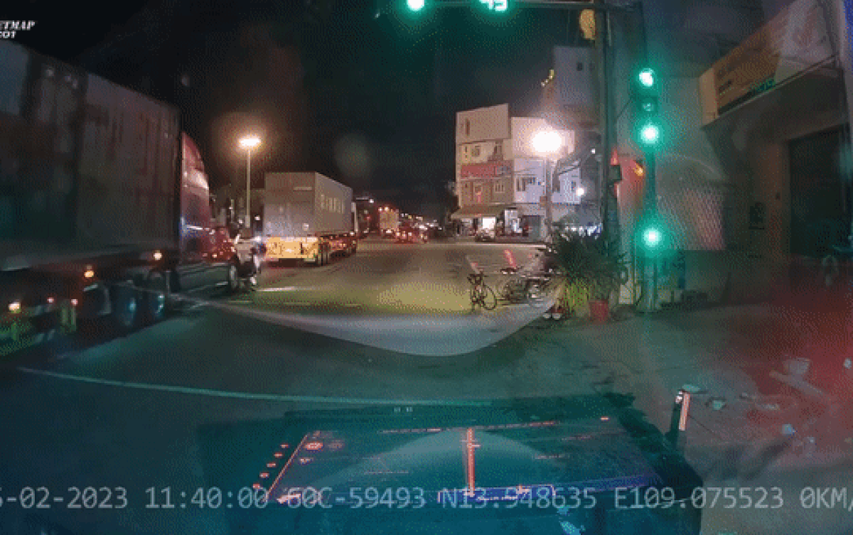 Vừa bật xi nhan liền băng qua đường, thanh niên suýt bị container 'nuốt chửng' và bài học nhớ đời Ảnh 2