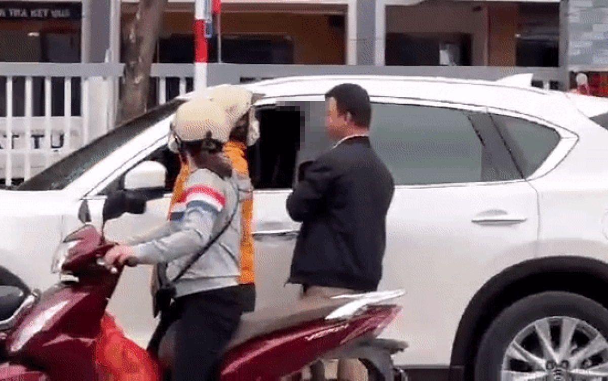 Tìm ra nguyên nhân tài xế bị người phụ nữ lôi khỏi xe và tát liên tiếp, CĐM thốt lên: Không oan tí nào Ảnh 2