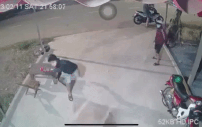 Nhắn tin 'nhạy cảm' với vợ bạn, người đàn ông bị nhóm người vác dao đến nhà dạy dỗ Ảnh 2