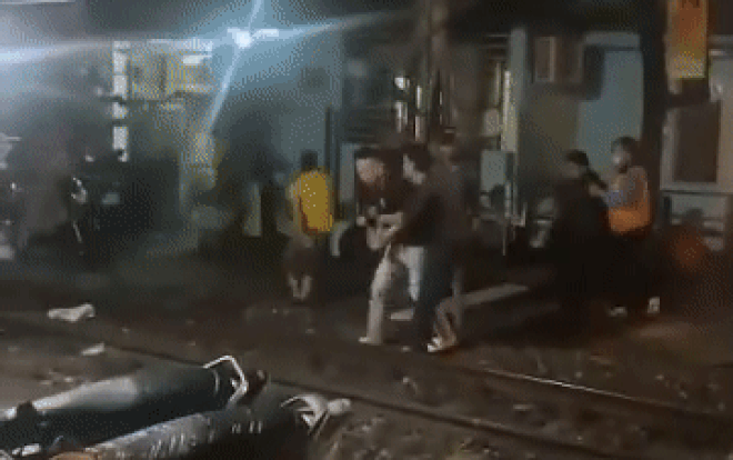 Nhóm thanh niên hành hung 2 nữ nhân viên gác chắn đường sắt, tiếng la hét thất thanh đầy ám ảnh Ảnh 2