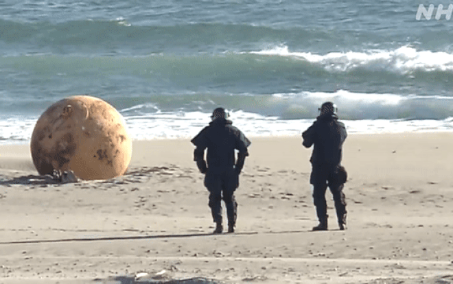 Nhật Bản phong tỏa gấp một phần bờ biển vì sự xuất hiện của khối cầu bí ẩn Ảnh 2