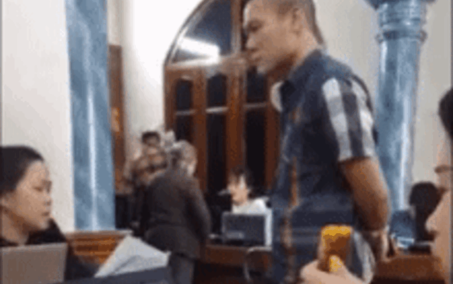 Thông tin bất ngờ vụ người đàn ông nhổ nước bọt, tung cước vào mặt nữ trưởng phòng công chứng Ảnh 2