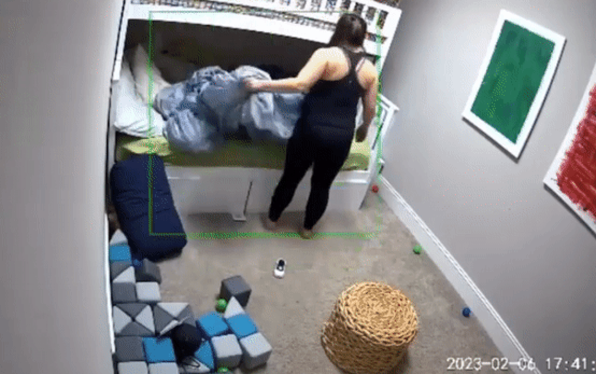 Mẹ trẻ hoảng loạn lật tung căn phòng tìm con gái nhỏ rồi vỡ òa cười lớn: Cảm giác chỉ ai làm mẹ mới hiểu Ảnh 2