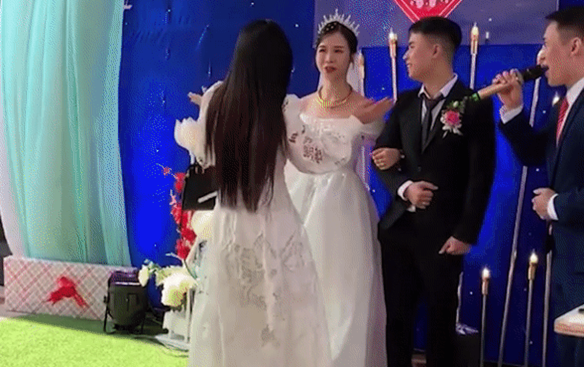 Nhắm mắt đợi chờ 'món quà' đặc biệt trong hôn lễ, cô dâu vừa mở mắt liền òa lên khóc vì sự bất ngờ này Ảnh 2