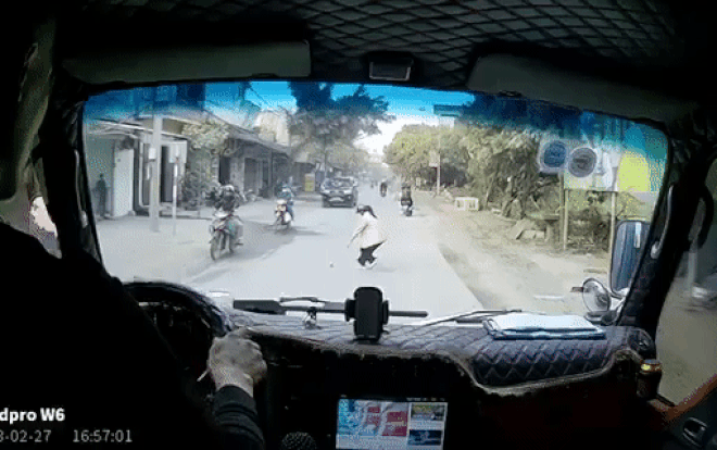 Cô gái nhảy ra giữa đường chặn đầu ôtô để nhặt đồ, hành động sau đó khiến tài xế vừa nhìn liền tha thứ Ảnh 2