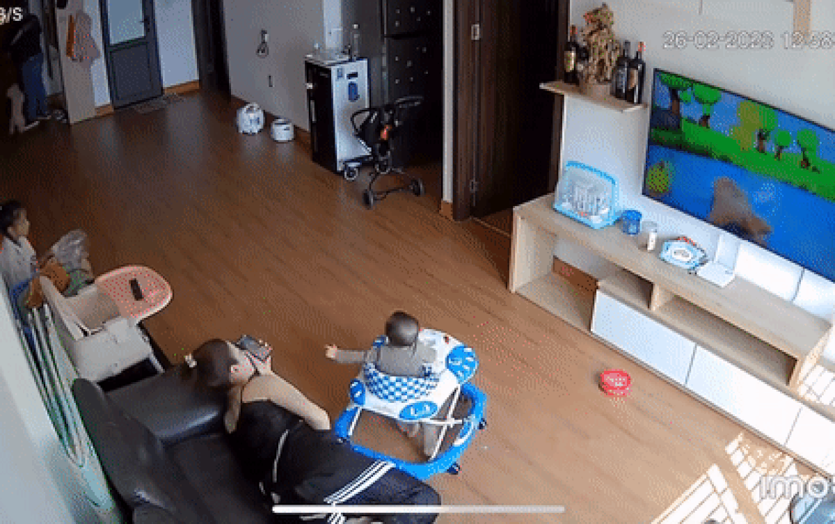 Vừa thấy bố mở cửa, cậu bé nhỏ xíu vội chạy xe nôi ra đón khiến người mẹ 'tủi thân': Đúng là kiếp đẻ thuê Ảnh 2