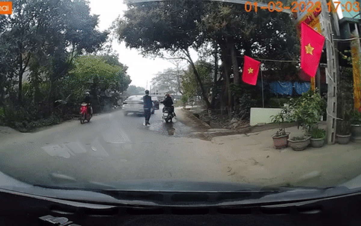2 cô gái hoang mang vì bất ngờ bị tài xế chặn đầu xe, biết sự thật lại quay sang cảm ơn rối rít Ảnh 2
