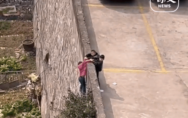Bé gái treo lủng lẳng trên vách tường và hành động can đảm của 2 'người hùng nhí' Ảnh 2