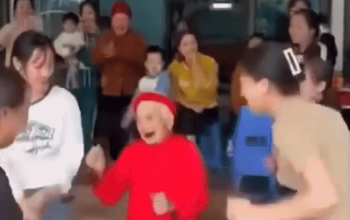 Cụ bà 90 tuổi vẫn vô tư nhảy múa cùng con cháu khiến dân tình ngưỡng mộ: 'Cụ là ước mơ của nhiều người' Ảnh 2