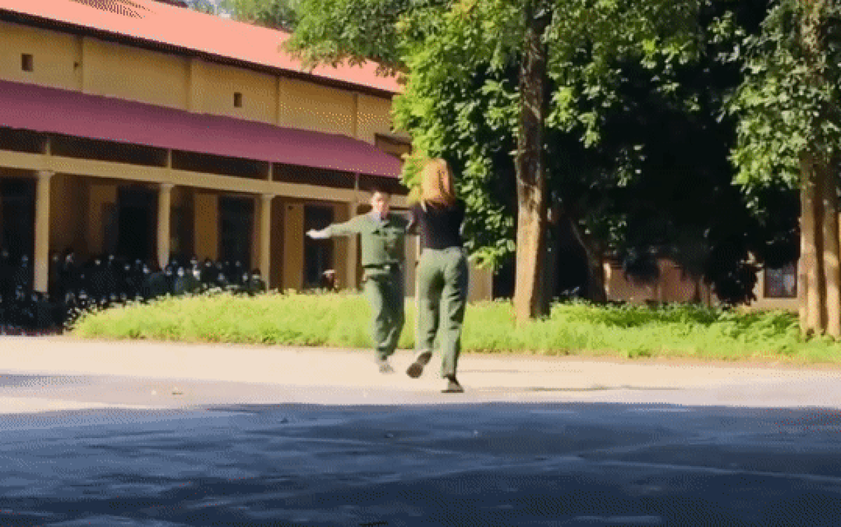 Học quân sự, 2 sinh viên khiến bạn bè trầm trồ với màn khiêu vũ cực chuyên nghiệp và cuốn hút Ảnh 2