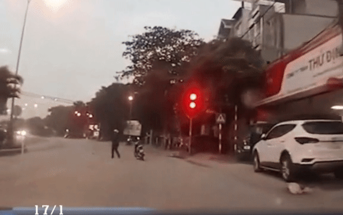 Phát hiện cục đá to nằm lăn lóc giữa đường, người đàn ông có hành động khiến nhiều người biết ơn Ảnh 2