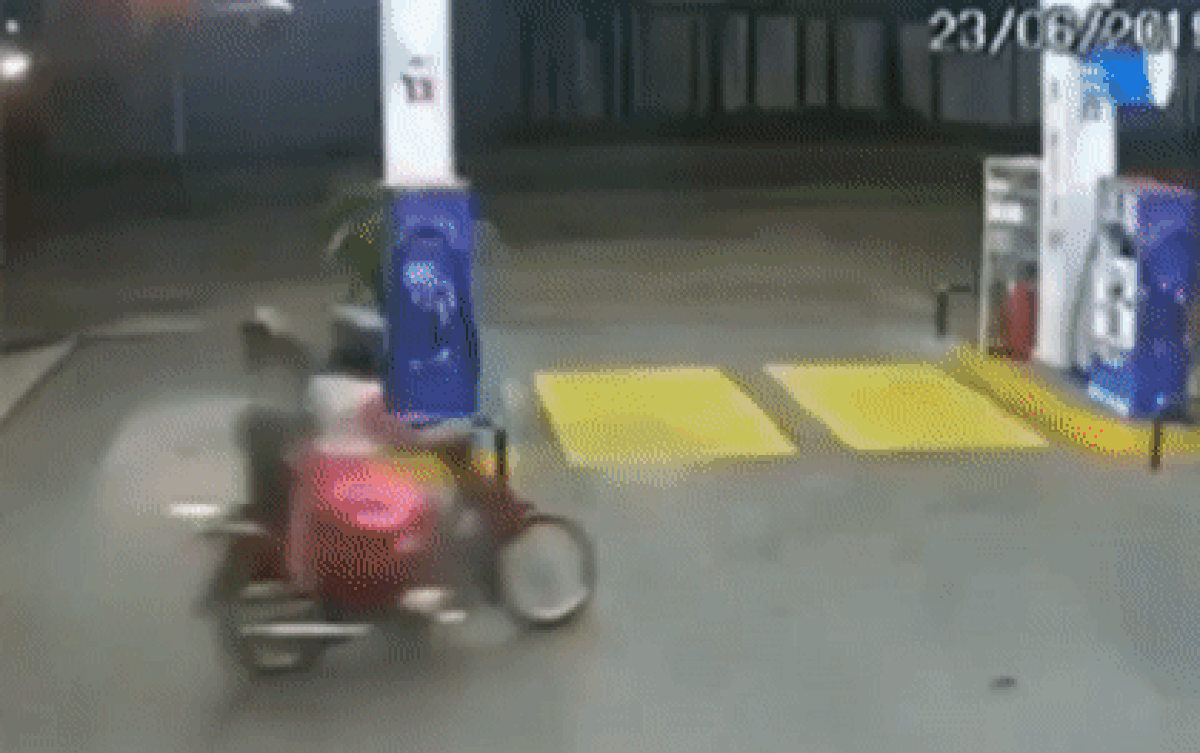 Bị bò 'điên' rượt đuổi trên đường, 2 cô gái có phản ứng khiến dân mạng cười ngất Ảnh 2