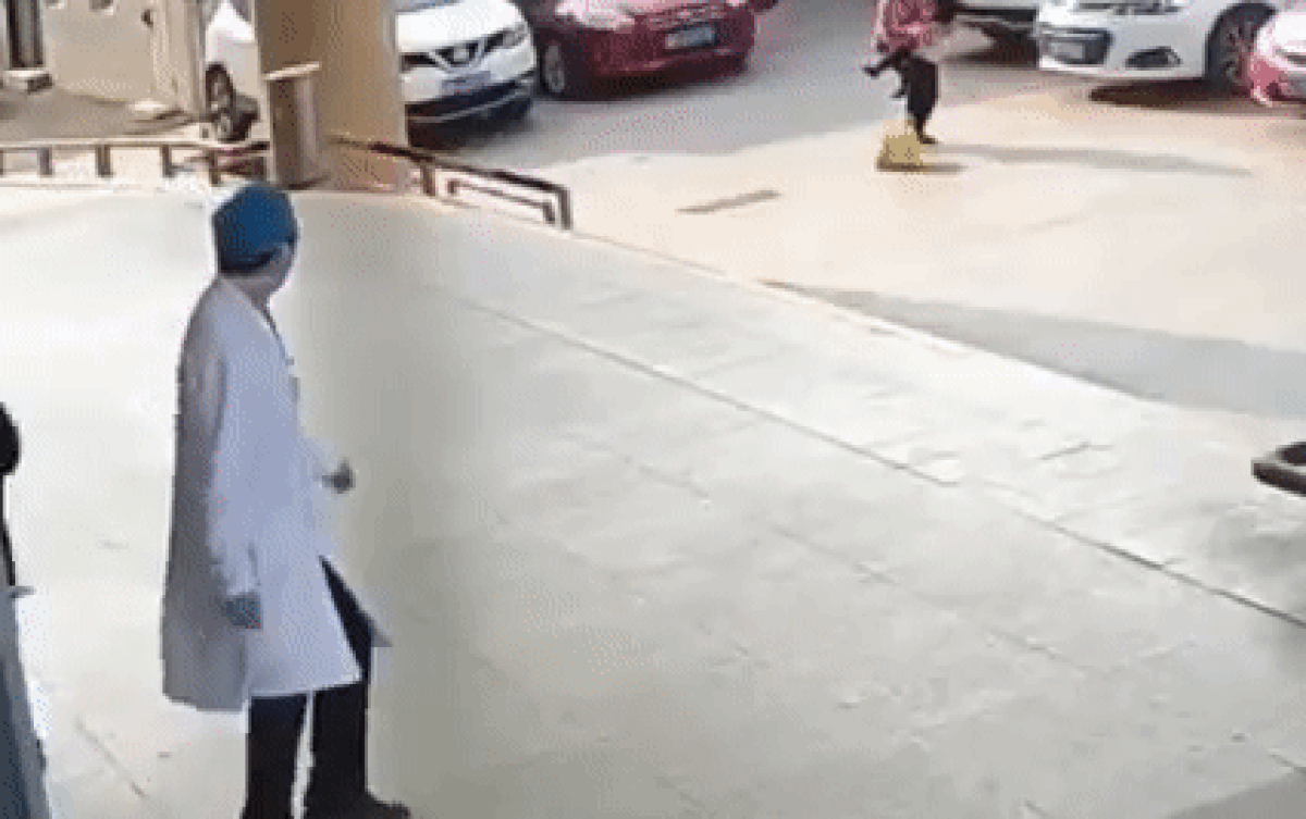 Người mẹ ôm con hoảng loạn cầu cứu ở bệnh viện, bác sĩ vừa thấy liền có hành động khiến ai cũng biết ơn Ảnh 2