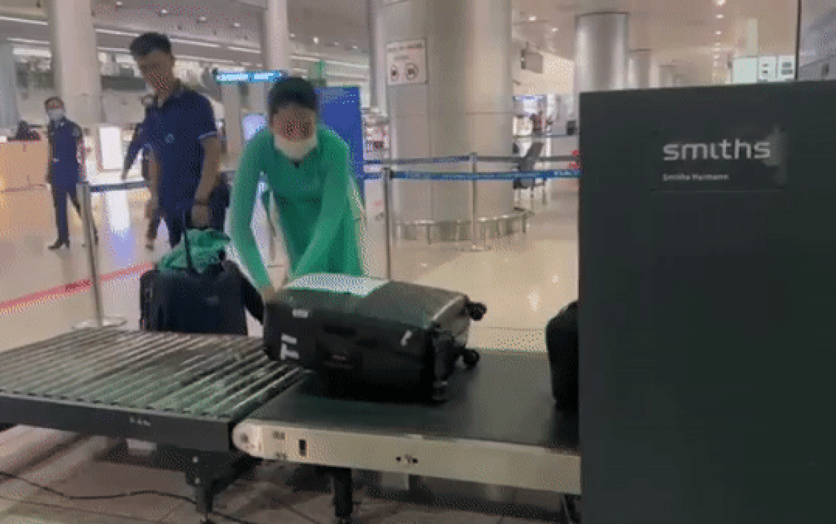 Cận cảnh soi chiếu phát hiện ma túy trong hành lý 4 tiếp viên Vietnam Airlines mang từ Pháp về Việt Nam Ảnh 2