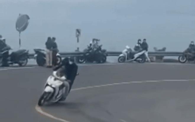 Đôi nam nữ đi SH diễn xiếc, gây 'kinh hãi' trên đèo Hải Vân Ảnh 2