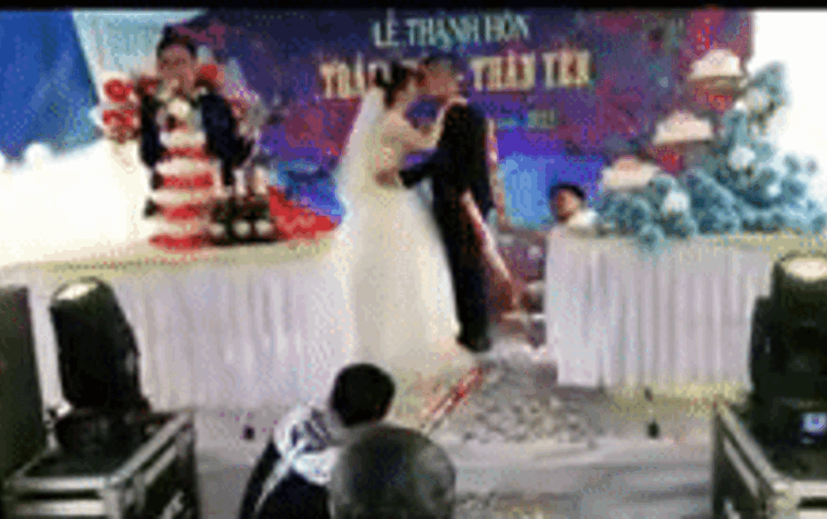 Chuẩn bị hôn cô dâu say đắm trên sân khấu, chú rể giật mình rồi ngã lăn xuống sàn vì trò đùa quen thuộc Ảnh 2