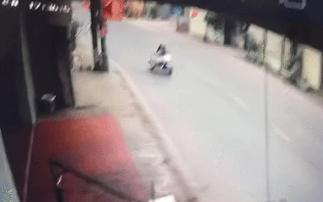 Đang đi đường cô gái vội quay xe bởi trâu điên cuồng nộ, cảnh rượt đuổi khiến người xem không dám thở Ảnh 2