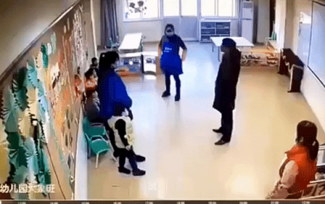 Bé trai bị người đàn ông tát ngã ngay trước mặt phụ huynh và cô giáo, lý do càng gây phẫn nộ Ảnh 2