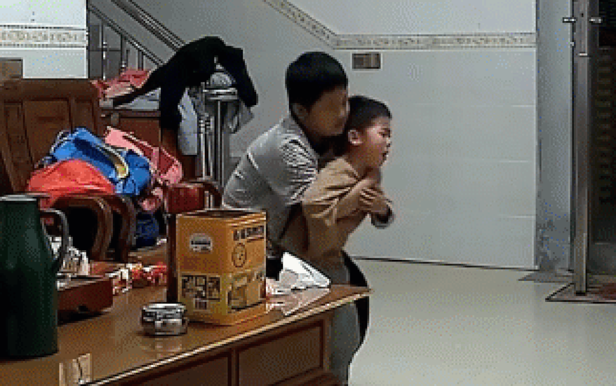 Thấy em trai nhỏ bị hóc kẹo, cậu bé có phản ứng cực tuyệt vời cứu sống 1 mạng người Ảnh 2