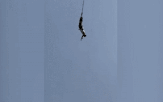 Đang nhảy bungee thì bất ngờ đứt dây treo, nam du khách rơi thẳng xuống đáy hồ bất tỉnh Ảnh 2
