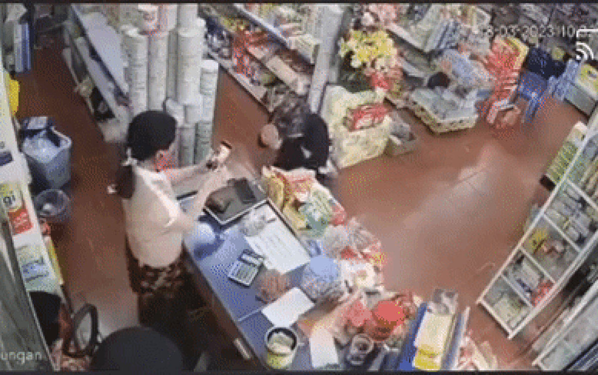 Thanh niên vào tiệm mua đồ rồi bất ngờ quỵ thụp xuống quỳ lạy chủ cửa hàng, lý do khó lòng cảm thông Ảnh 2