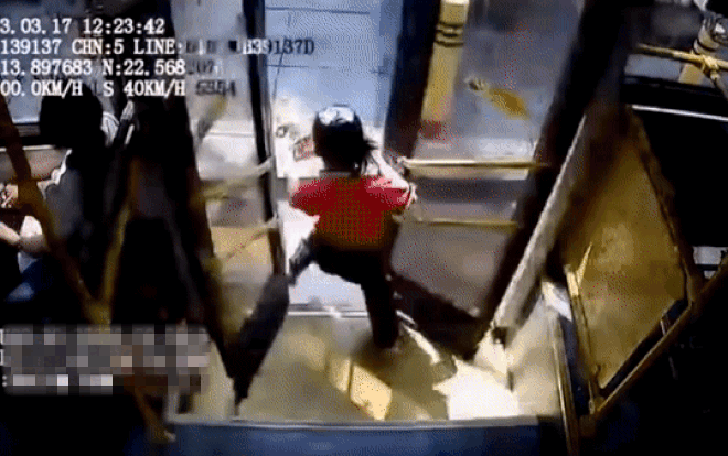 Kinh hoàng khoảnh khắc chân bé gái mắc kẹt ở cửa rồi bị xe buýt kéo lê trên đường Ảnh 2