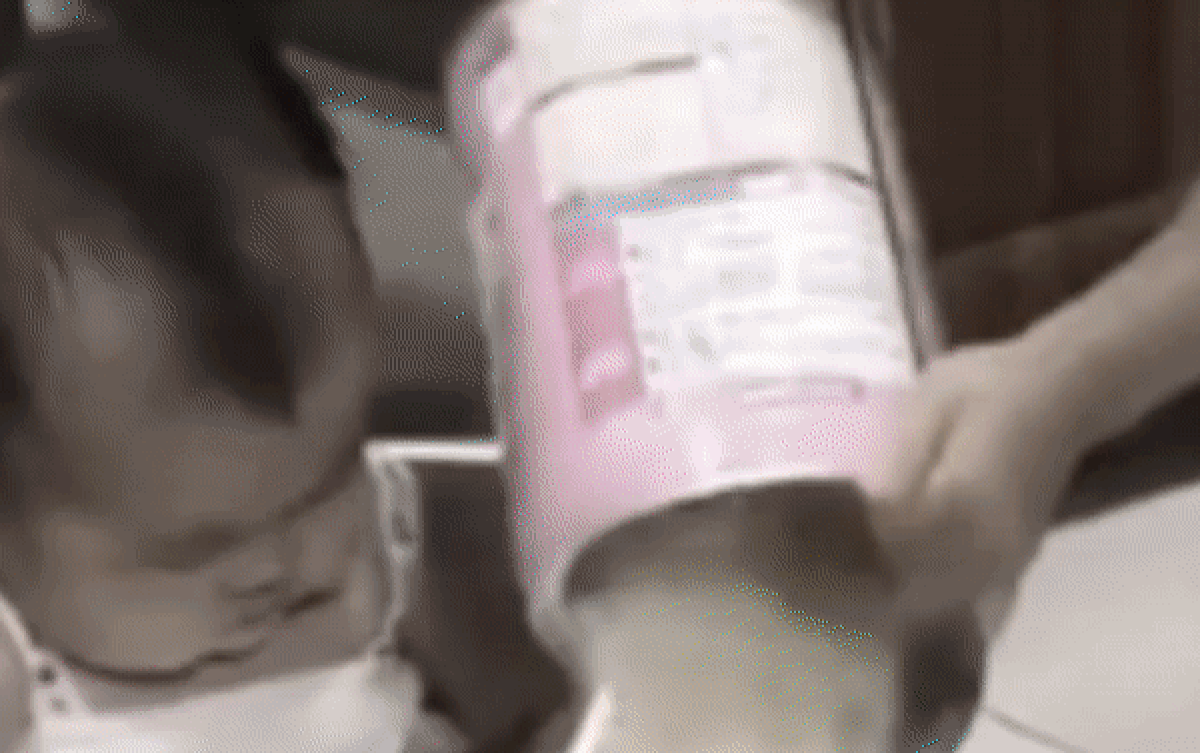 Được nhờ pha sữa cho em gái nhỏ, bé trai có màn xử lý khiến người mẹ 'đứng hình' Ảnh 2