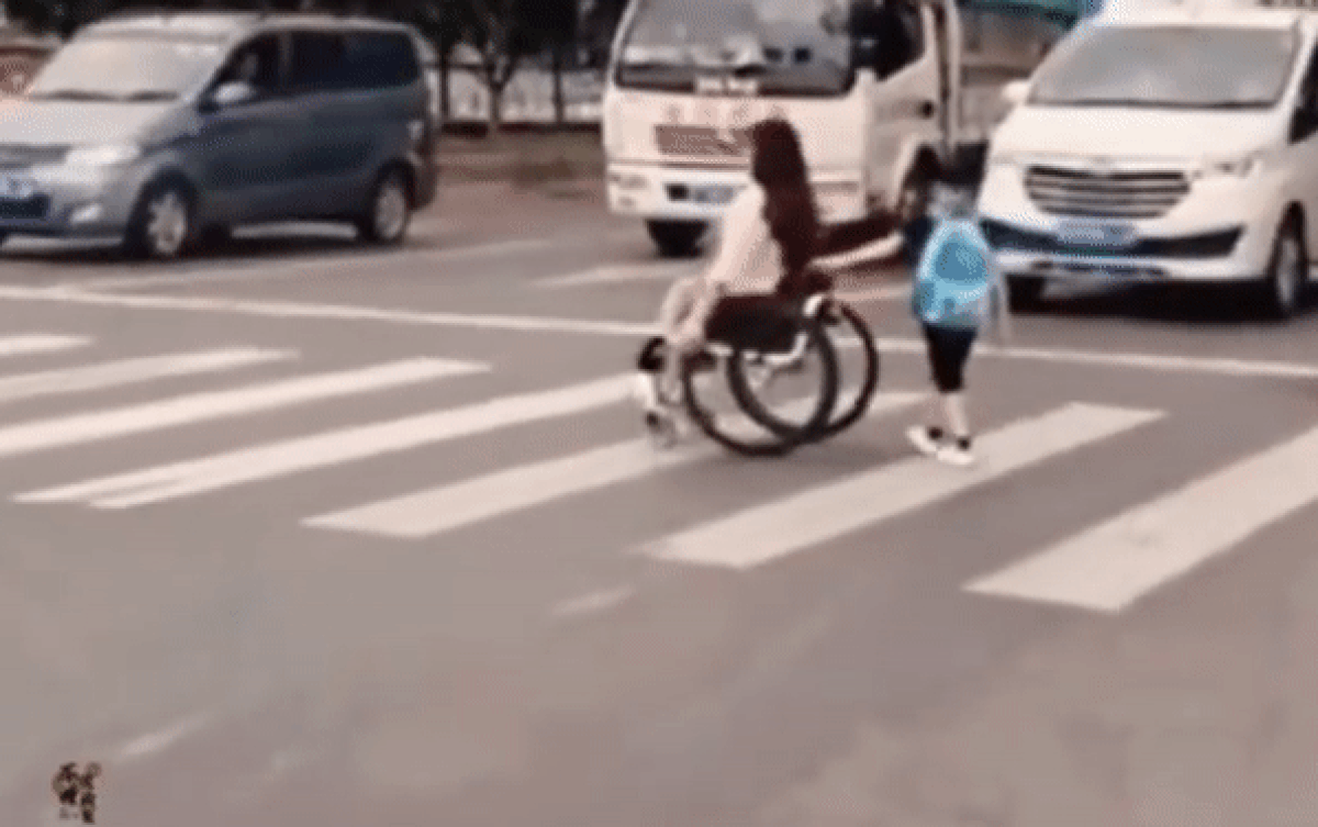 Đẩy người phụ nữ ngồi xe lăn qua đường, bé trai có hành động bất ngờ khiến người lớn phải suy ngẫm Ảnh 2