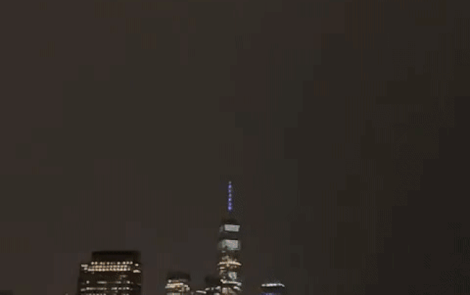 Sét đánh dữ dội vào đỉnh tòa nhà chọc trời cao nhất nước Mỹ, tạo ra cảnh tượng đáng kinh ngạc Ảnh 2