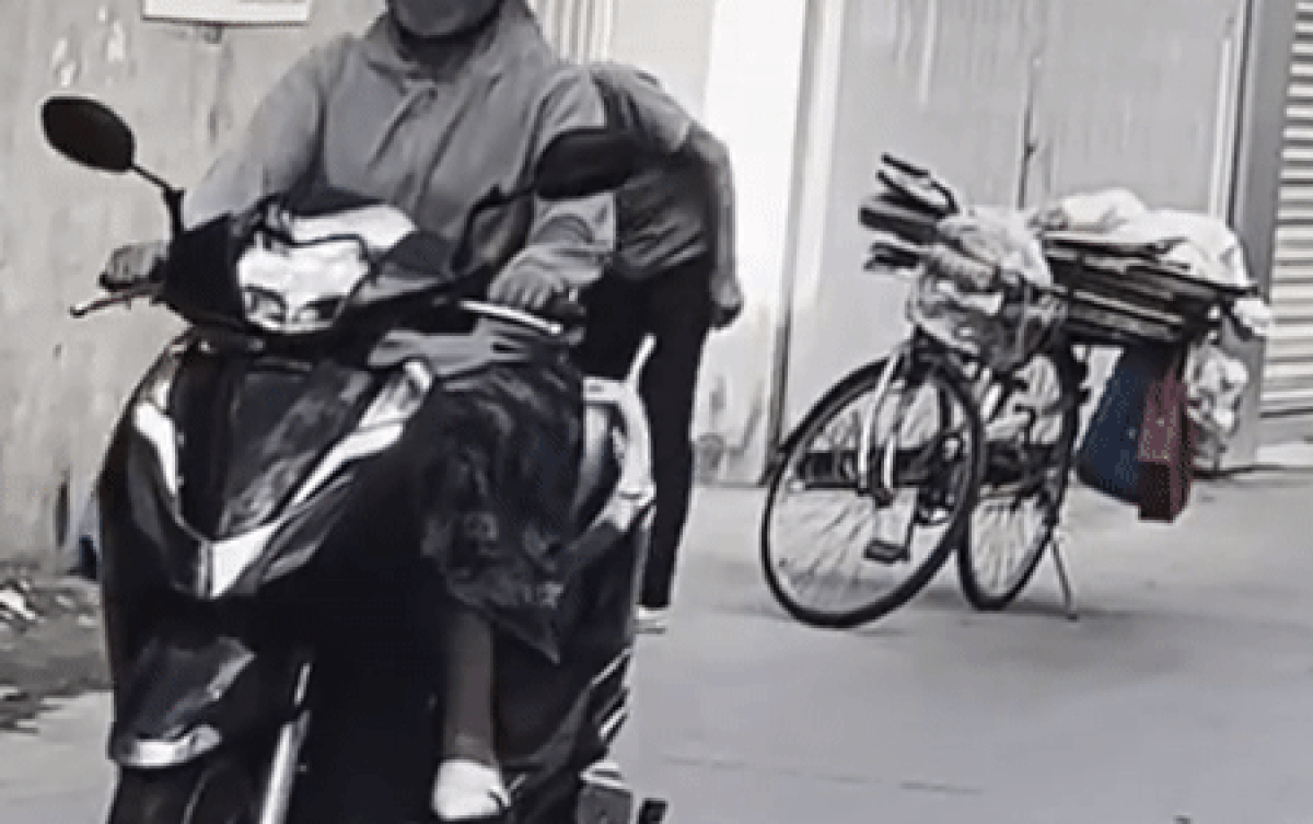 Rưng rưng khoảnh khắc cụ ông nhặt ve chai tặng tiền cho cụ bà xin ăn: Chỉ ai cùng cảnh ngộ mới thấu hiểu Ảnh 2