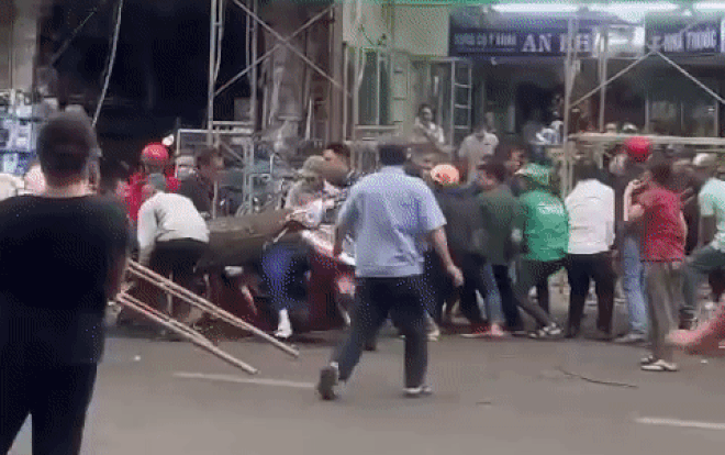 Khoảnh khắc hàng chục người dân túa ra đường giải cứu cô gái bị cây cổ thụ đổ đè lên người Ảnh 2