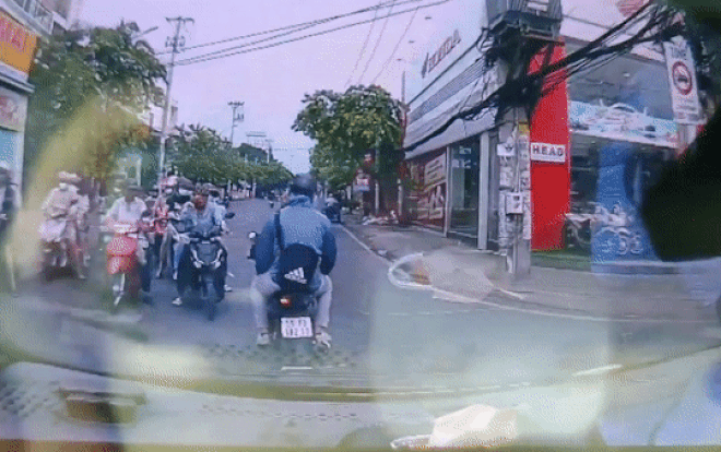 Người đàn ông bất ngờ bị 'lôi cổ' khi đang đi xe máy, diễn biến sau đó càng thêm thót tim Ảnh 2