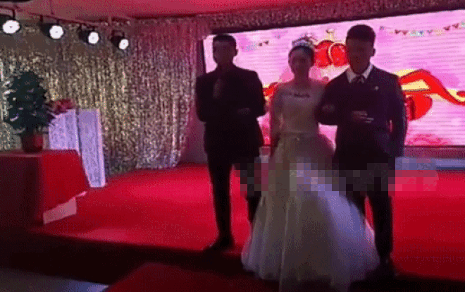 Cô dâu nổi điên tát 'lệch mặt' nam MC giữa hôn trường, biết lý do dân tình cảm thán: Đánh là phải Ảnh 2
