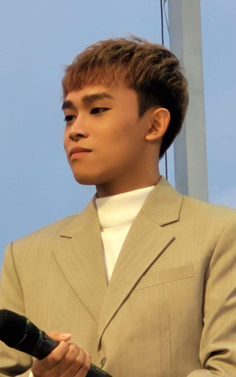 Hồ Văn Cường lộ diện hậu bị chỉ trích hát hò, ngoại hình gây xôn xao