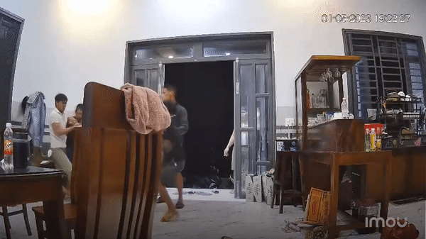  Nhậu nhẹt chán chê 2 người đàn ông tranh cãi rồi chém nhau, camera ghi lại cảnh tượng kinh hoàng sau đó Ảnh 2