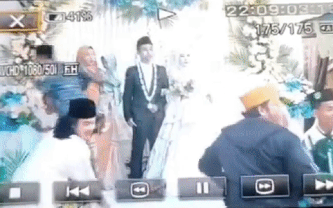 'Khách không mời' lao vào giữa cô dâu chú rể phá đám cưới, phản ứng của đàng trai gây ngỡ ngàng Ảnh 2