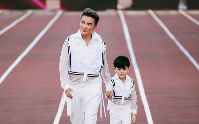 Đàm Vĩnh Hưng và con trai diễn vedette show thời trang …