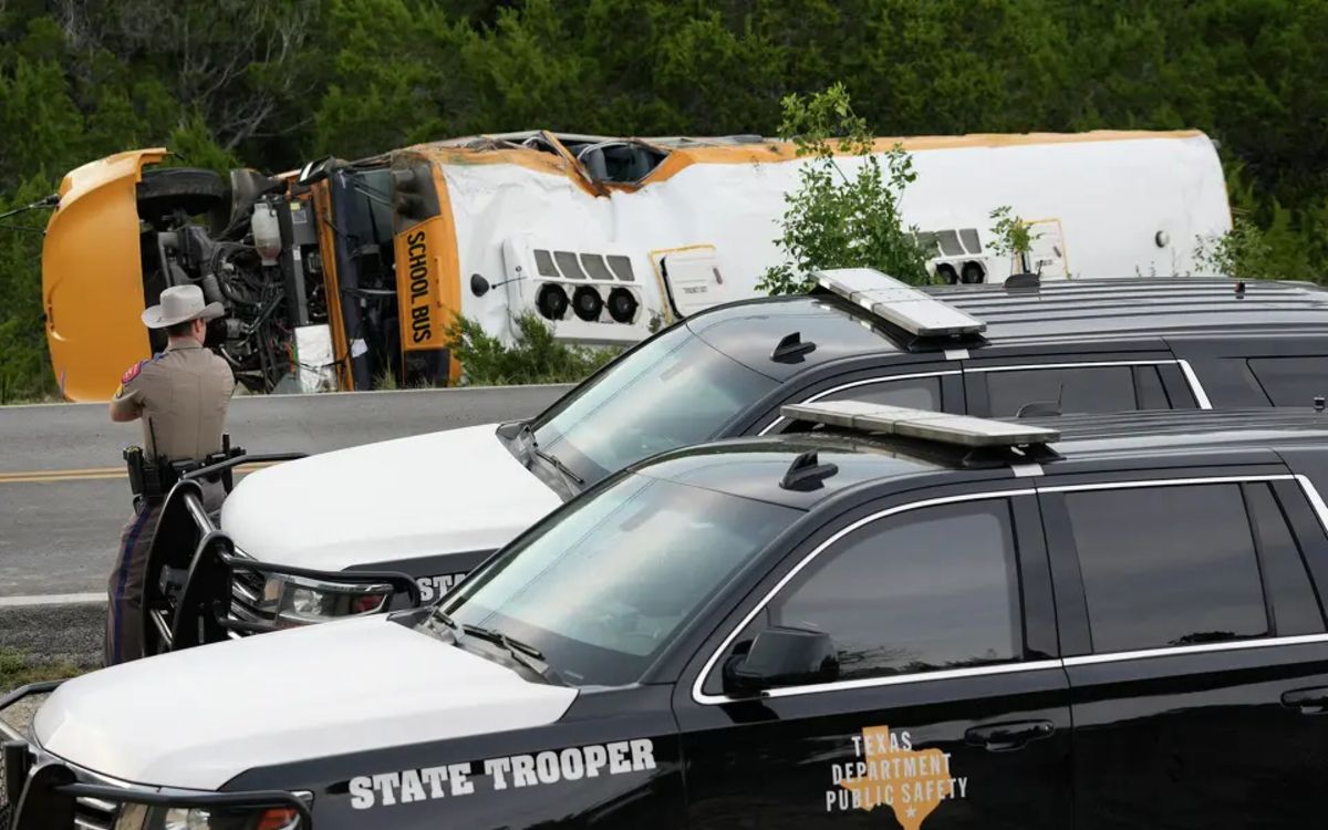 Kinh hoàng hiện trường xe buýt chở 40 em học sinh lật ngang trên đường -  Saostar.vn