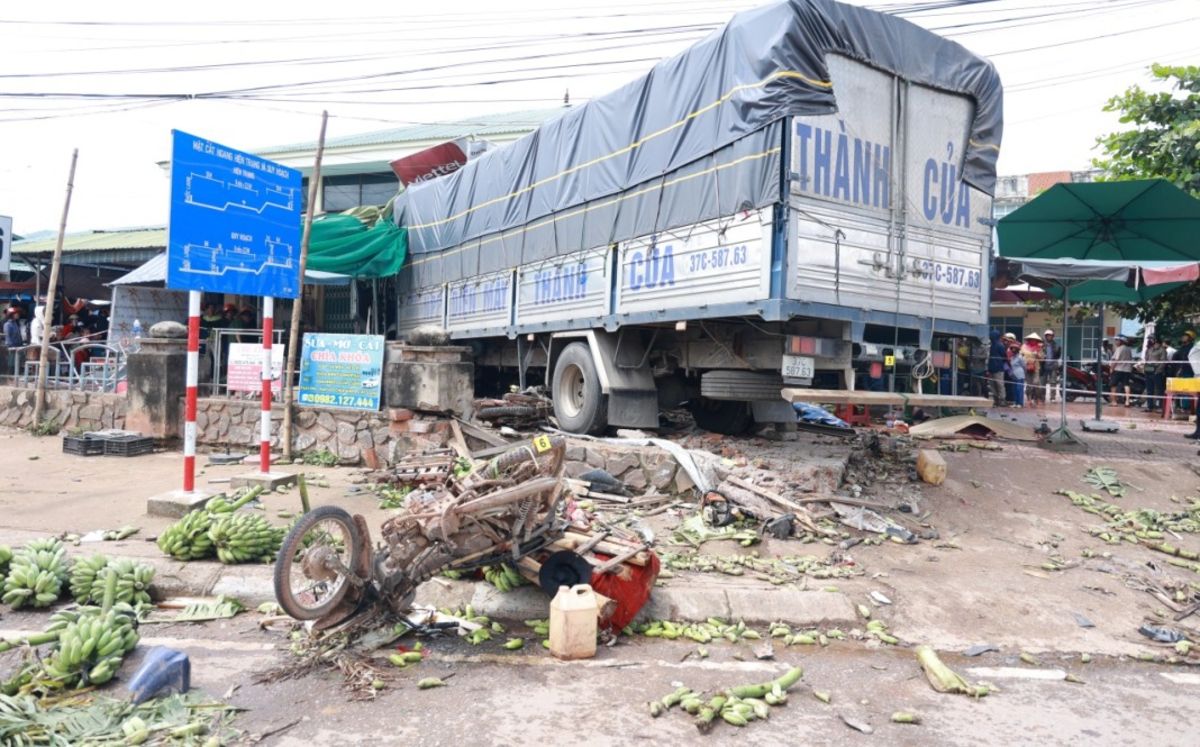 Công an Quảng Trị thông tin vụ xe tải lao vào chợ làm 3 người tử vong - Saostar.vn