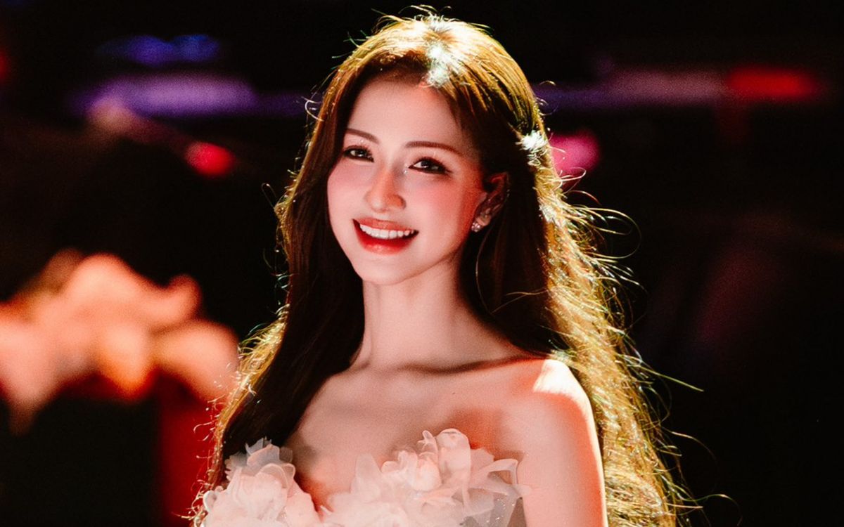 View - Những bộ trang phục 'hút mắt' của Hòa Minzy tại concert - Saostar.vn