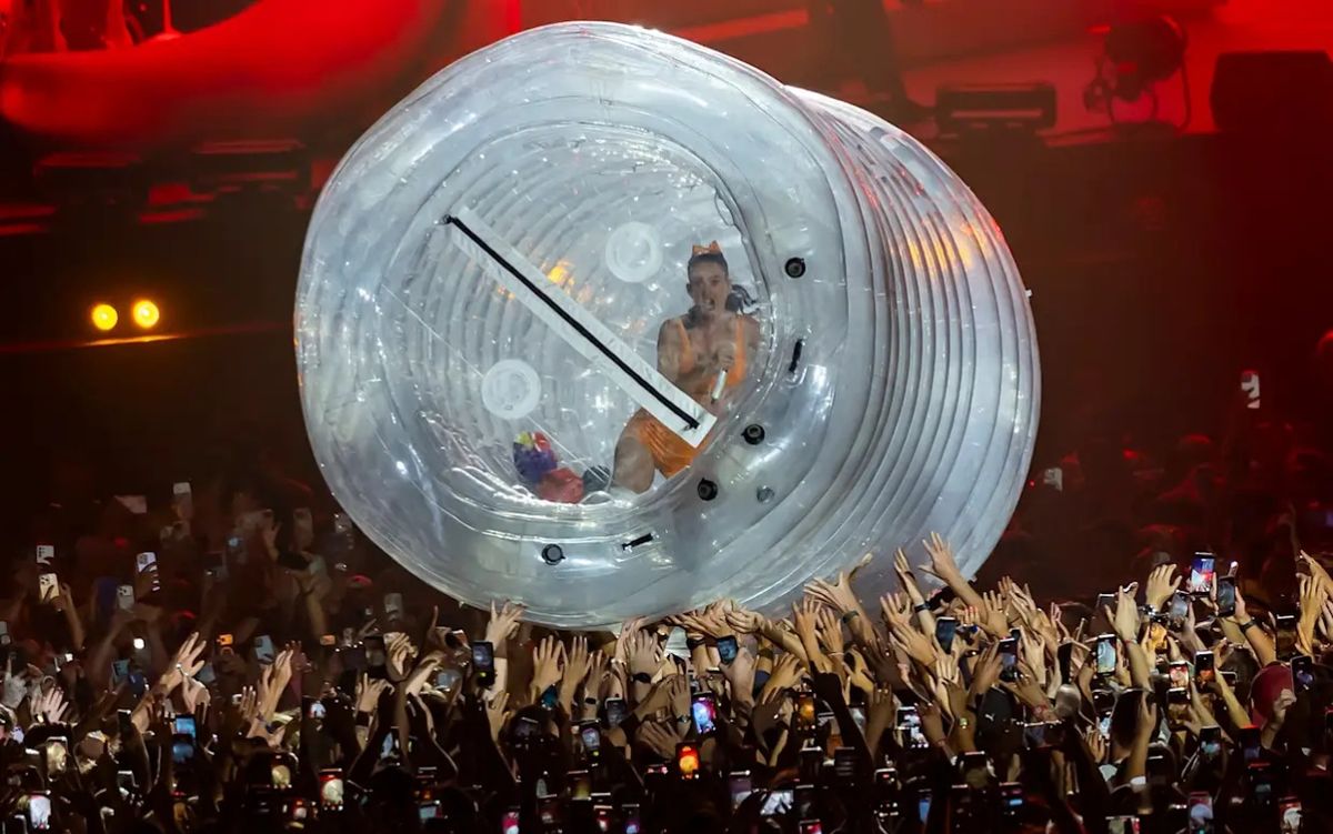 Katy Perry mắc kẹt trong chai nước bơm hơi cầu cứu khán giả
