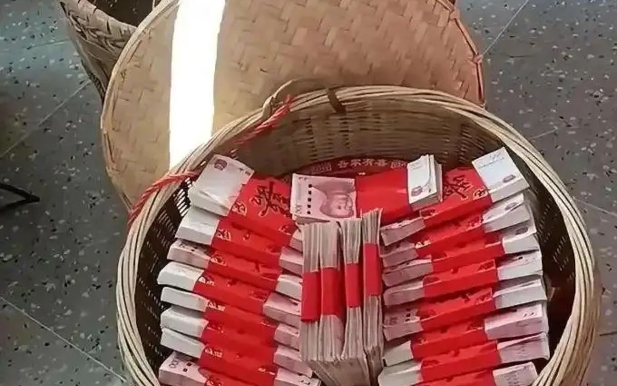 Chú rể mang hơn 800 triệu tiền mặt đựng trong giỏ tre đến lễ đính hôn ...