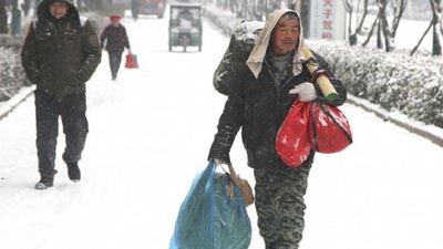 Dành tiền mua quần áo cho vợ, người đàn ông đi bộ 40km dưới tuyết về quê ăn Tết