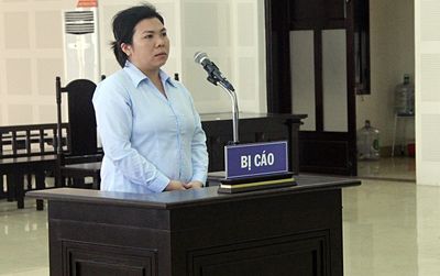 Không bán 1 cái bánh xèo cho khách, chủ quán bị cô gái đâm suýt chết