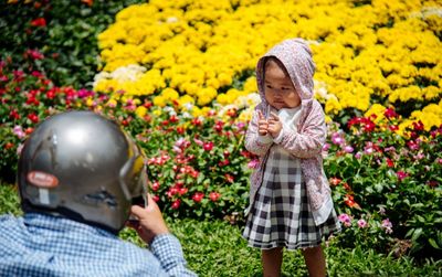 Vườn hoa hàng nghìn bông trước nhà thờ Đức Bà nở rộ, khách tham quan nườm nượp kéo nhau chụp hình