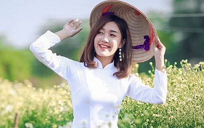 Ngắm dàn Hoa khôi sinh viên khoe dáng dịu dàng trong tà áo dài trắng bên vườn cúc họa mi 'đẹp như mơ'