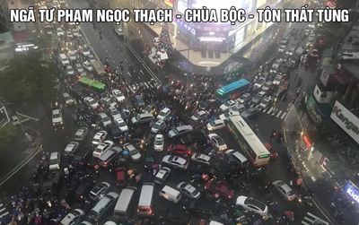 Hàng nghìn người dân Thủ đô bất lực chôn chân dưới mưa rét 9 độ C, không về nổi nhà vì tắc đường