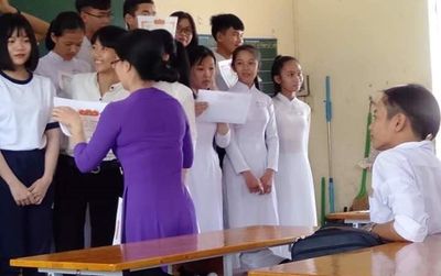 Cảm giác 'thốn' nhất đời học sinh: Cả lớp lên nhận giấy khen trừ vài người học kém bị bỏ lại bơ vơ