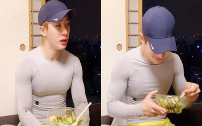 Mặc áo bó livestream, Wonho (Monsta X) khiến fan 'xịt máu mũi' vì cơ ngực cuồn cuộn đập vào mắt 'không trượt phát nào'